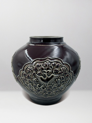 清‧醬釉貼塑瑞獸紋蓋罐